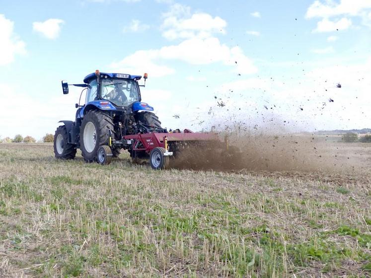 Le Power 6 200 du constructeur Finlandais Kvick-Finn, encore peu connu chez nous, est prometteur pour la gestion du laiteron : l’adventice est scalpée et déposée au-dessus de la terre.