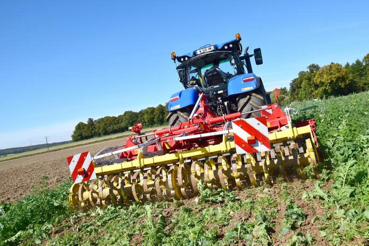 Destruction mécanique de couverts végétaux, avec un tracteur équipé de deux rouleaux à battes coupantes et d’une barre effaroucheur à l’avant, ainsi que d’un outil à disques dépendants à l’arrière.