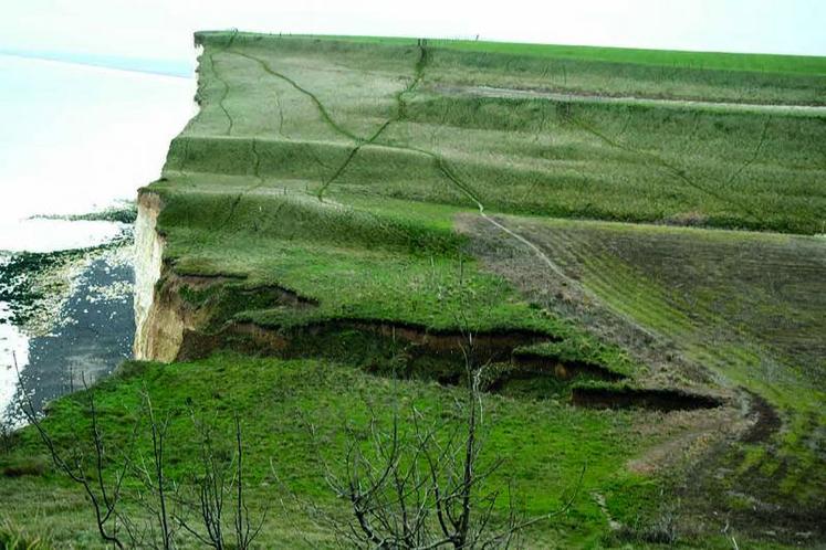 Eboulement de la falaise à Saint-Quentin-La-Motte ayant entraîné une partie d’une parcelle cultivée.
