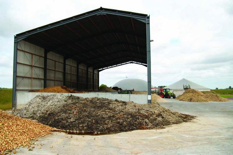 Les deux digesteurs de 1 800 m3 «digère» 40  tonnes de matière organique par jour.