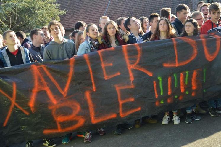 Plus de cent cinquante élèves manifestaient, ainsi que quelques professeurs, au lycée du Paraclet, devant la salle du conseil d’administration.