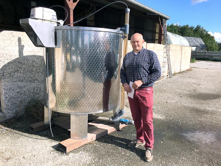 Parmi ses pratiques, Emmanuel Decayeux réalise son propre compost grâce à cette théière, pour nourrir la plante et la flore du sol. 