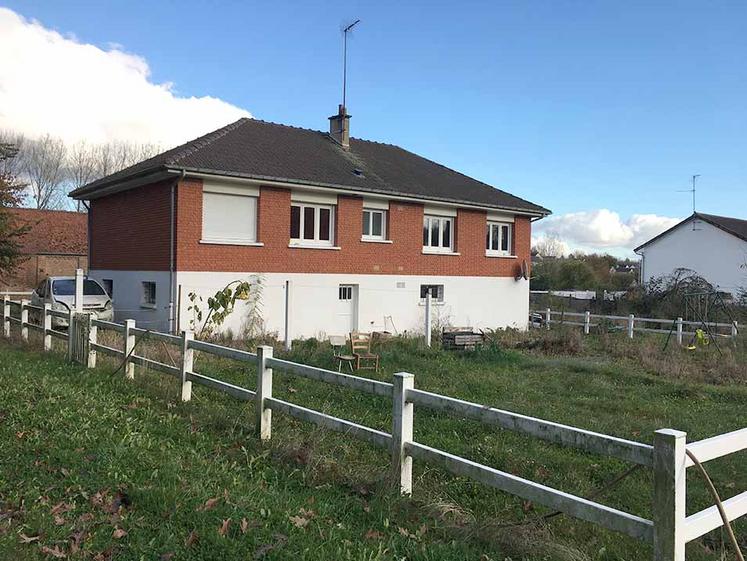 Les anciens locataires ont cumulé une ardoise de six mois d’impayés.  Ils ont quitté le logement en septembre, mais refusent d’en attester,  ce qui interdit de proposer à nouveau la maison en location. 