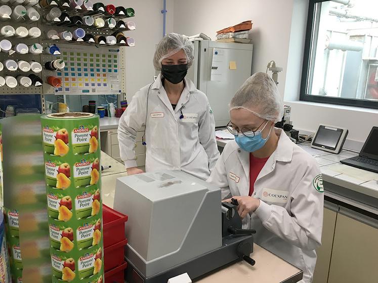 Clémentine Gentilhomme, sous le regard bienveillant de son maître d’apprentissage, Estelle Capron. Elle a intégré le service QSHE de l’entreprise spécialisée dans la fabrication de contenants en plastiques pour l’industrie agroalimentaire en juin 2021. 