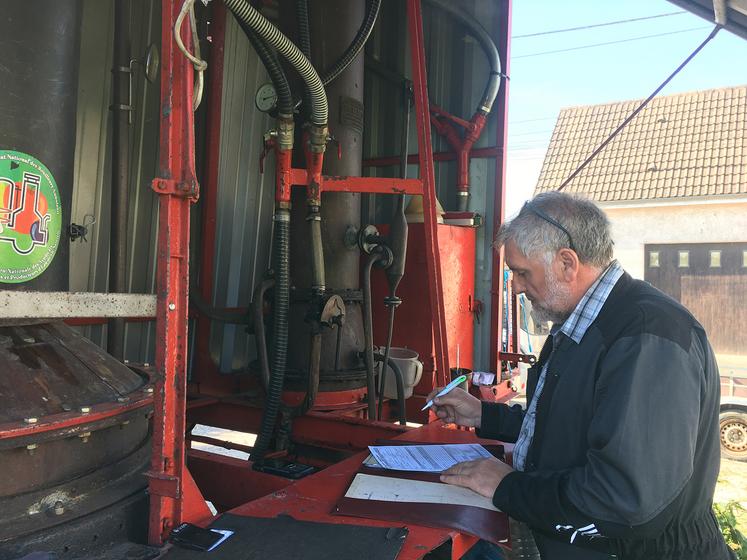 Dany, le bouilleur ambulant, est à cheval sur la paperasse : la législation est stricte. 