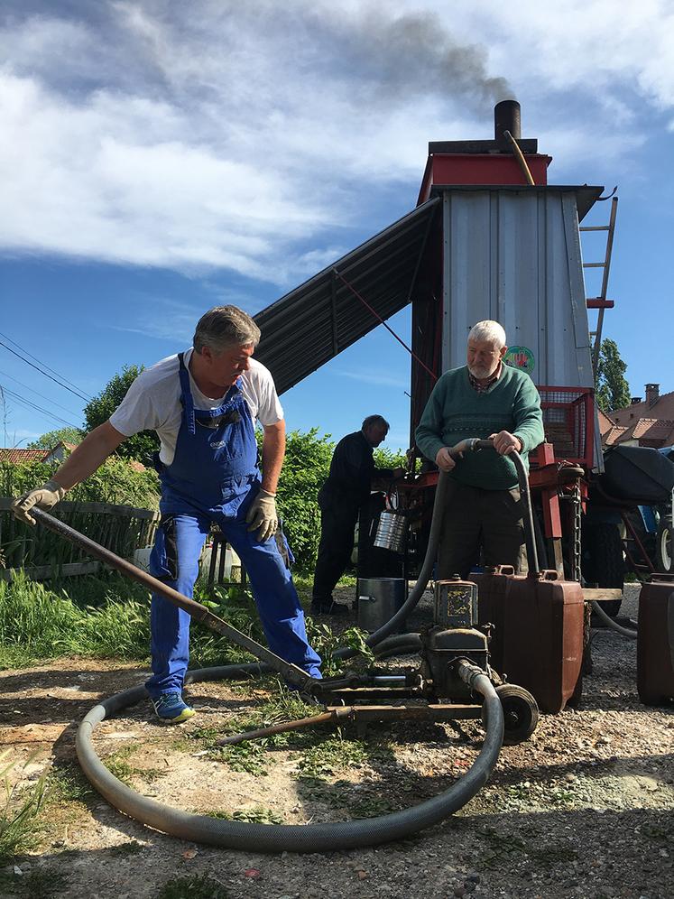 Première étape de la distillation : pomper le cidre pour l’amener dans la cuve. 