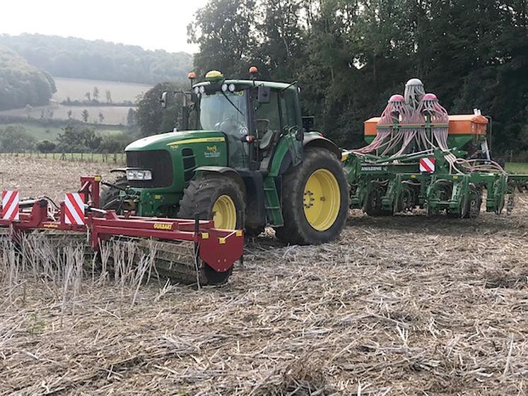 Avec son semoir à dents Primera DMC de chez Amazone, Fabien Cockenpot réussit son semis direct dans des terres  difficiles, à cailloux. Les rouleaux Faca à l’avant du tracteur couchent d’abord le couvert. 