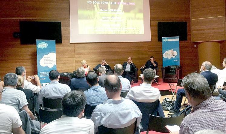 Tables rondes sur les «sols vivants» dans les locaux de la CCI de région à Lille pour annoncer la création prochaine d’un fonds de dotation carbone.