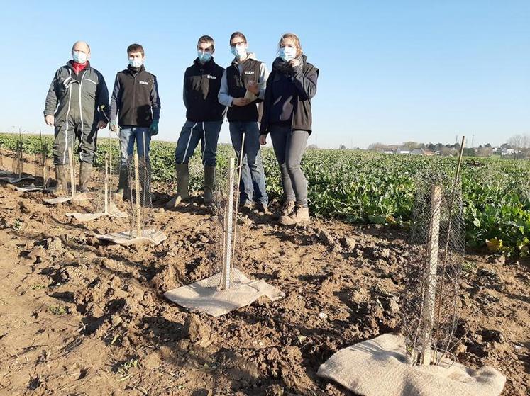 Agathe Charles, Benoît Cardon, Antonin Chivet, Victorien Thoquenne, les quatre chefs de projet de cette opération baptisée «Agro-haiEcologie» et l’agriculteur qui accueille sur sa parcelle une haie bienvenue.