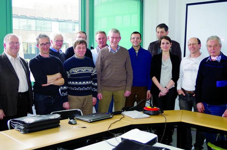 Xavier Théron, Jean-Michel Serres, Caroline Tailleur et les participants à l'assemblée de la section porcine de la Fdsea entourent Michel Verbeke (au centre), conseiller en production  porcine à la chambre d'agriculture. Après 32 ans d'activité, il va prendre sa retraite. Xavier Théron l'a remercié pour les conseils et l'aide qu'il a apportés aux éleveurs durant toutes ces années. "j'ai eu le même plaisir à travailler 
avec tous les éleveurs", à répondu Michel Verbeke, les ...