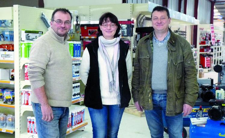 En compagnie de Xavier Beauvisage (à droite), Céline et Laurent incarnent le service et la réactivité vis-à-vis des clients.