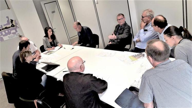 Vincent Delaporte (Calira), François Damoneville (agriculteur), Antoine Berthe (FDSEA), Vincent Boche (Calira et FDSEA), Carole Boudailler (FDSEA), Olivier Bouvet (FDSEA), Gilbert Duchemin (FDSEA), Caroline Prévost (juriste aménagement du territoire de la FDSEA) et Valentin Crimet (UPLP) aux côtés de la police municipale et des services techniques. 