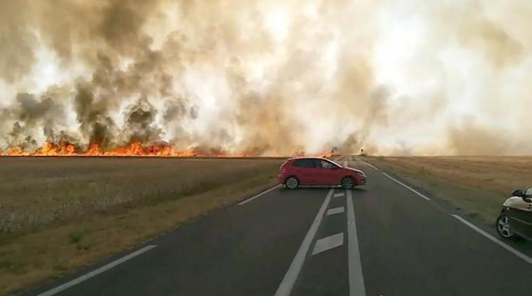 Près de Conty, les flammes se sont déchaînées dans les champs.