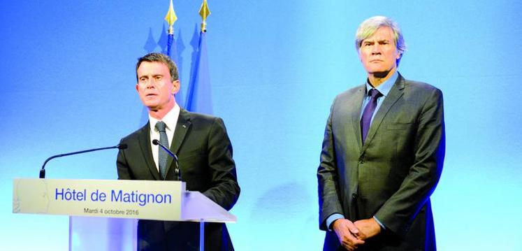 Le Premier ministre, Manuel Valls, présente le plan de consolidation et de refinancement des exploitations agricoles aux côtés de Stéphane Le Foll, ministre de l’Agriculture, le 4 octobre, à Matignon.