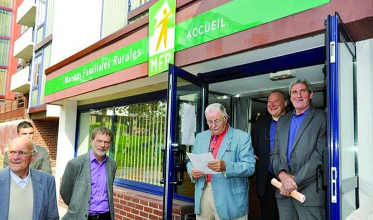 Pierre Delmotte, responsable des AAS, présente l'exposition des œuvres manuelles devant le siège de la Fédération régionale des MFR.