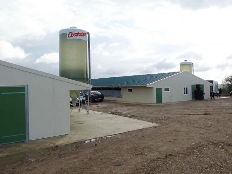 Les deux bâtiments neufs s’apprêtent à accueillir 12 000 poules pondeuses bio dans quelques jours. Le groupe Cocorette, actuellement en croissance, recherche une soixantaine de nouveaux producteurs sur la région, pour chacun de ses segments : Label Rouge, Bio, ou plein air.