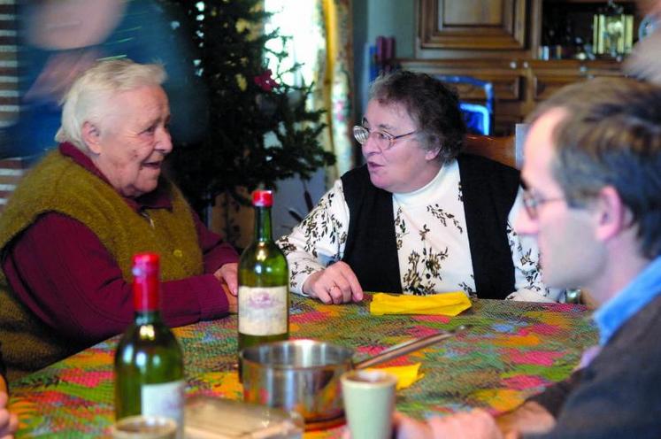 La future loi prévoit de soutenir les personnes qui s'occupent des personnes âgées dépendantes.