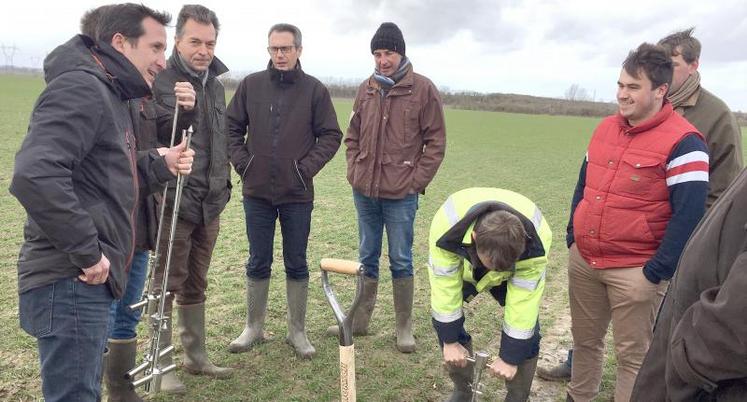 Les agriculteurs ont déjà participé à des formations du Groupe Carré, ici en fertilisation du sol et compaction.