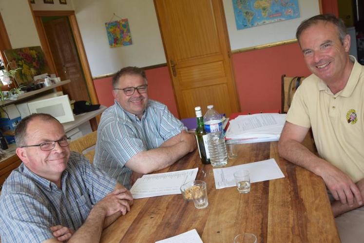 De gauche à droite : Hervé Vandenterghen, secrétaire de la Cuma, Bertrand Roucou, son président, et Bernard Mancaux, son trésorier.