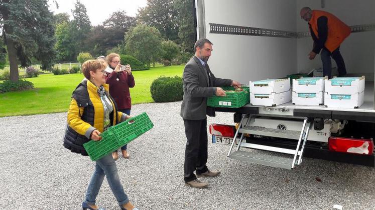 Angélique Delahaye, présidente de Solaal et Jean-Christophe Rufin, réceptionnant des dons agricoles en Haut-de-France l’année dernière.