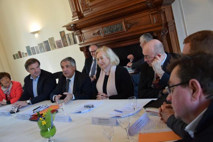 Laurent Somon, entouré de ses vice-présidents, détaillait, le 8 février, le budget primitif 2018 à la presse.