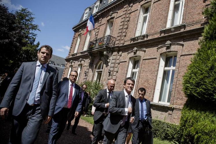 Manuel Valls, 30 juillet, à la sortie de la rencontre avec la Fdsea et les JA : «Les agriculteurs doivent savoir que nous sommes à l’écoute et mobilisés, tant au sein du gouvernement qu’à l’échelon européen.»
