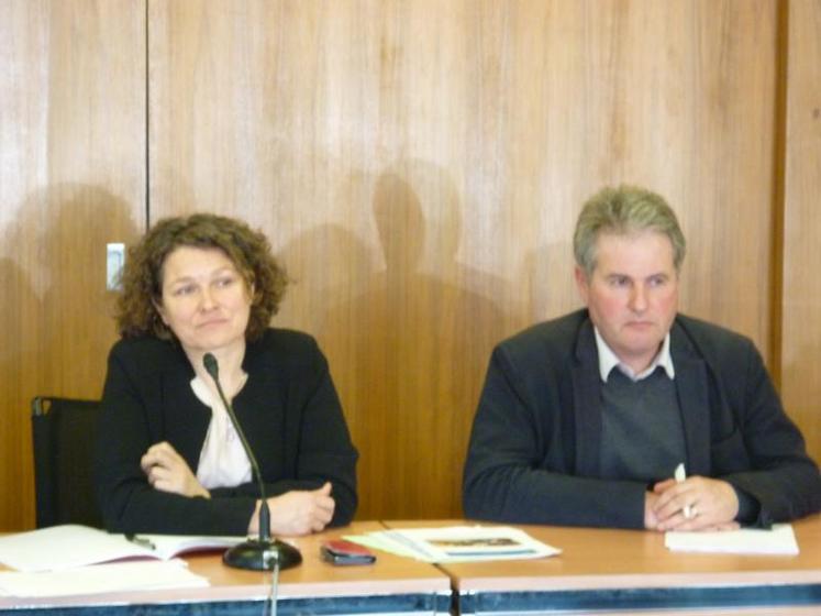Françoise Crété, réélue présidente, à côté du nouveau secrétaire général, Denis Bully.