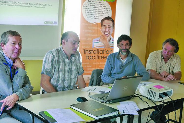 De g. à dr. : Daniel Desruelles, directeur de la FrCuma du Nord-Pas-de-Calais, Jean-Philippe Trollé, animateur FdCuma de la Somme, Christian Pruvot, trésorier de la FdCuma de la Somme, et Pascal Lévêque, président de la FdCuma de la Somme.