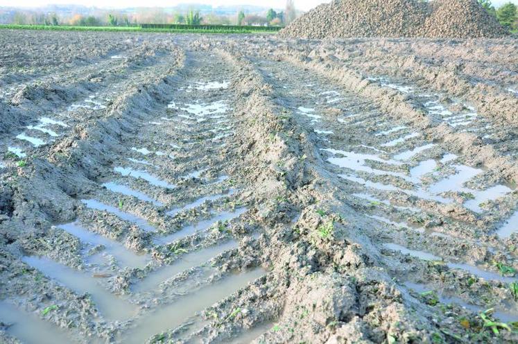Le tassement, c’est la résultante entre les pressions exercées sur le sol et la résistance du sol. 