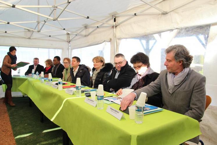 Les douze partenaires lors de la signature officielle du plan bio.