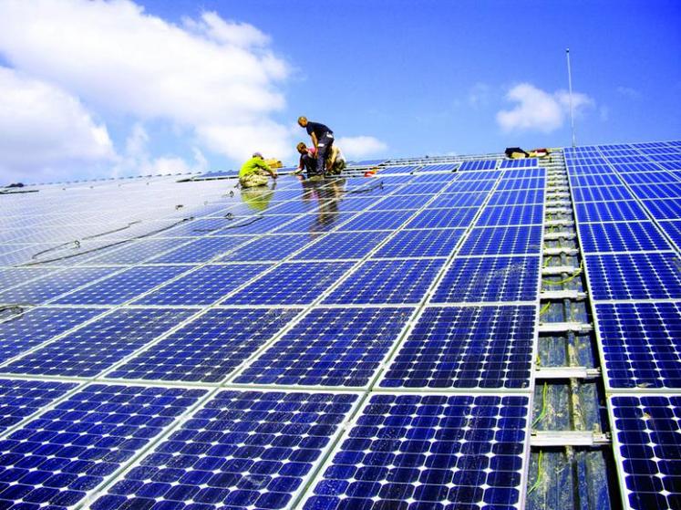 Une installation photovoltaïque d’une puissance de 100 kWc, soit 650 m² de panneaux solaires, peut produire environ 
95 000 kWh par an dans les conditions d’ensoleillement de notre département .