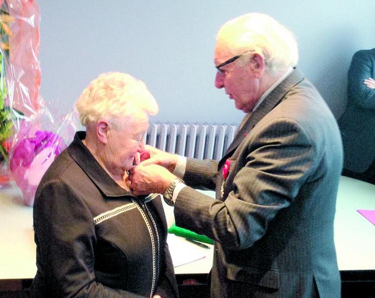 Annie Blondé a reçu des mains de Marcel Deneux, sénateur de la Somme, les insignes de chevalier de la Légion d'honneur.