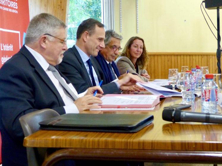 De gauche à droite, Jean-Claude Billot, président de l'association des maires de la Somme, Philippe de Mester, préfet de la Somme, Laurent Somon, président du Département, et Catherine Bénédini, maire d'Ailly-sur-Somme, ont signé une convention de partenariat pour la revitalisation des territoires ruraux.