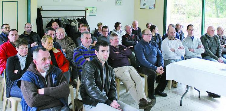 Une quarantaine d’agriculteurs s’est rendue à l’assemblée cantonale de Doullens. Echanges et convivialité ont renforcé 
les liens.