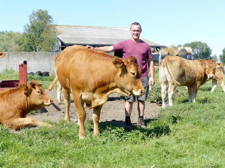 Pour Arnaud Fauchatre, «faire naître les veaux et les voir grandir est un travail gratifiant». 