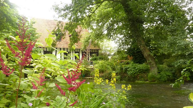 À Bergicourt, la propriétaire du jardin des Évoissons, du nom de la rivière qui traverse le terrain de cette maison à colombages, présente sa collection d’hydrangeas, de rosiers anciens, de plantes d’ombre et d’arbustes. Exposition/vente des céramiques, brocante  de jardin, les 5 et 6 juin à partir de 15h. Tél. : 06 78 17 74 94 
