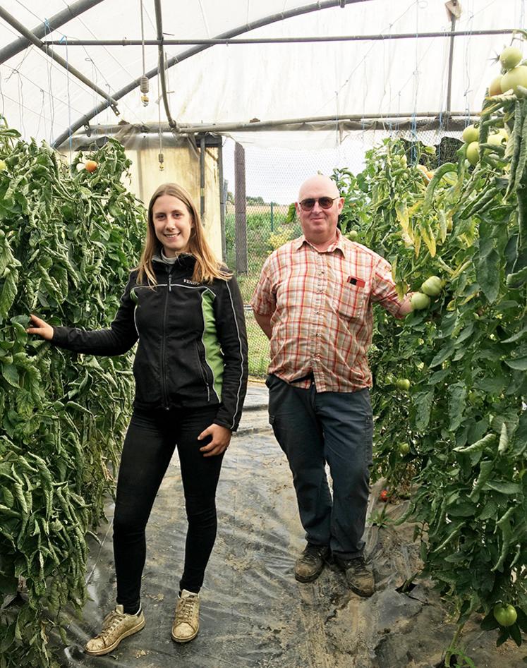 Isaline et Alain, le cédant au sein d'une des serres  de l'atelier maraîcher.