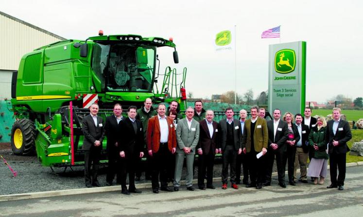 Les représentants du top management John Deere au siège social de Team 3 services à Estrées-Deniécourt.