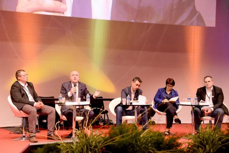 De gauche à droite : Rémi Jousserand (président JA Loire), Didier Guillaume (ministre de l’Agriculture), Samuel Vandaele (président JA), Christiane Lambert (présidente FNSEA) et Arnaud Gaillot (secrétaire général de JA).