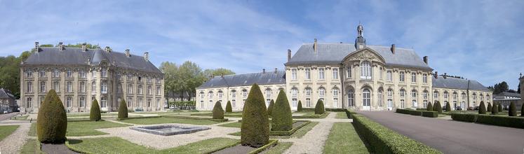 Construite entre 1134 et 1247, l’abbaye comprenait cinq groupes de bâtiments, tous détruits aujourd’hui. Elle a été reconstruite au XVIIIe par l’abbé Lucas de Muin.