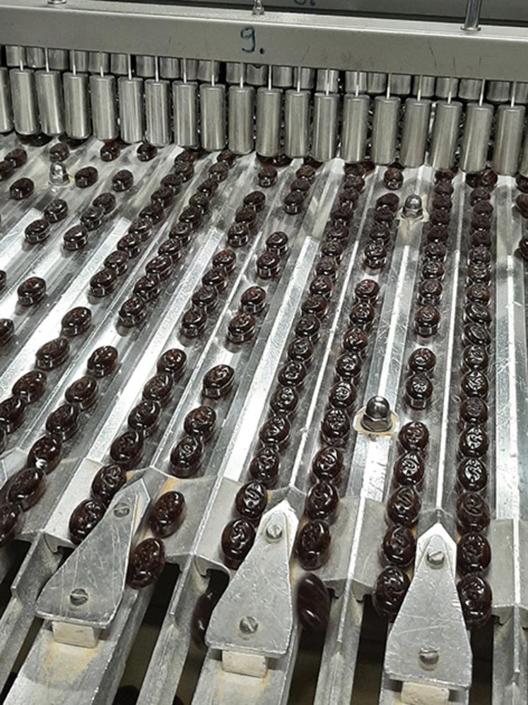 Dans son usine de Laufon, Ricola fabrique 7 milliards de bonbons par an qui sont exportés dans leur grande majorité. 