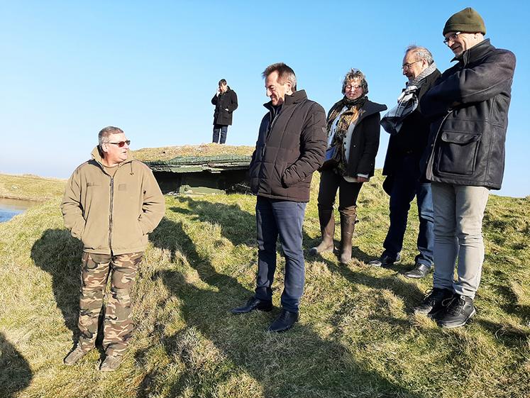 «Nous ne voulons pas d’une vision archaïque de nos traditions», défend Eddie Puyjalon,  à la rencontre de chasseurs de gibier d’eau dans le marais du Hable d’Ault.