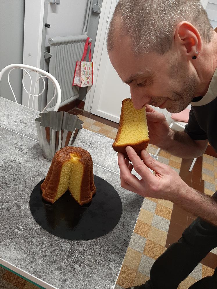 Au nez et à la texture, David Fisset sait dire si son gâteau battu est tel qu’il l’a souhaité. 
