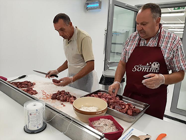 La première étape, c’est de sélectionner les morceaux de viande  qui entreront en fabrication, et de les couper en morceaux grossiers.