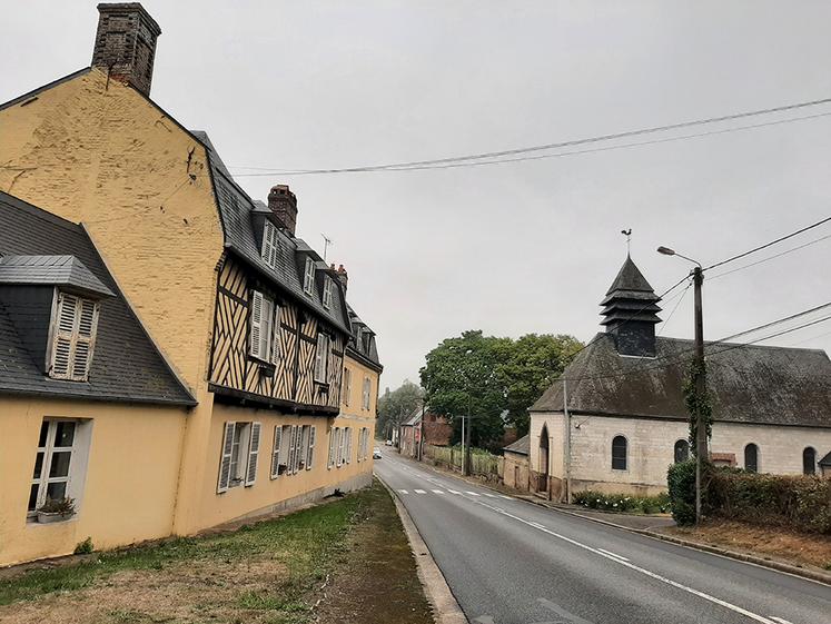 Samedi, un check-point servant à pointer le passage des équipages engagés  dans la Route du poisson sera installé sur la D1, entre le relais de poste  et l’ancienne chapelle qui fait office aujourd’hui d’église. 