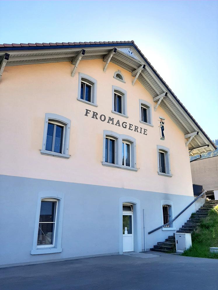 Dans le canton de Fribourg, la fromagerie de La Roche transforme le lait d’une trentaine d’éleveurs propriétaires des installations
