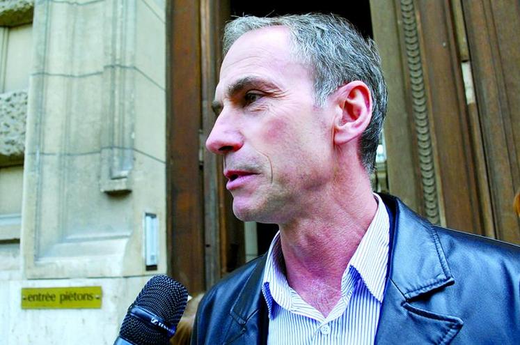 «La hausse de 25 euros les milles  litres de lait est confirmée tout en respectant les contrats, c’est l’aspect important que nous avons souligné», a déclaré Thierry Roquefeuil, le président de la Fédération nationale des producteurs de lait, à la sortie de la table ronde.