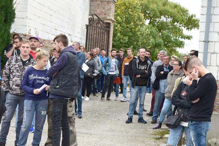 Avant même l’heure de la réunion, les candidats saisonniers se massaient devant l’entrée de l’exploitation de Bernard Nicolaï, au lieu-dit Domaine de Moismont, à Vron.