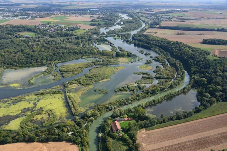 Dès la photo de couverture du Routard, le ton est donnée : «Le Santerre Haute Somme offre l’occasion de belles balades dans la nature et de joyeuses parties de pêche.»