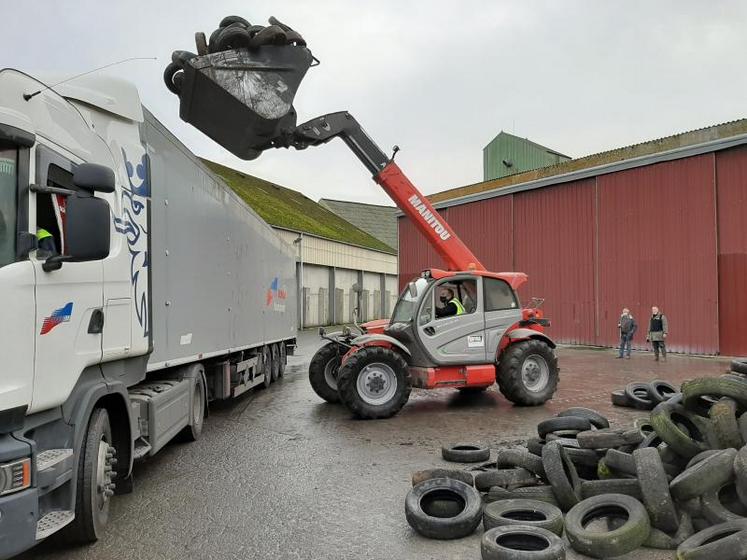 Une soixantaine de tonnes de pneus ont été collectés et évacués vers un centre de revalorisation à l’issue de la première journée de la démarche Ensivalor conduite par la FDSEA80. D’autres opérations sont prévues dans les semaines à venir.